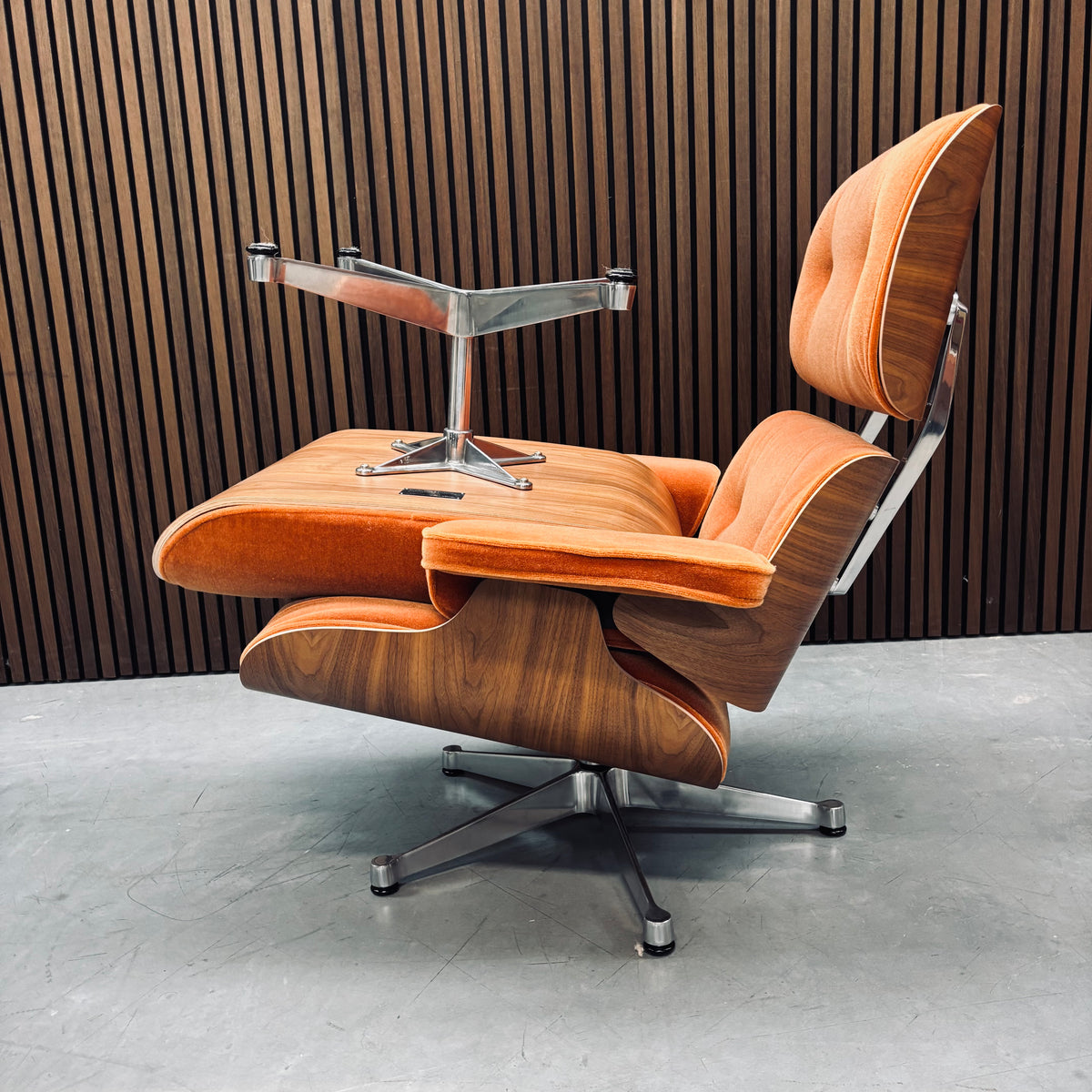 Eames Lounge Chair | Chestnut Shell & Congac Calma