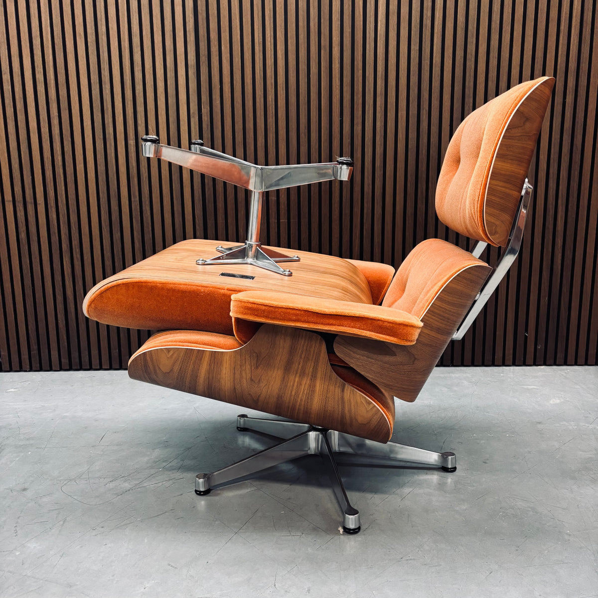 Eames Lounge Chair | Chestnut Shell & Congac Calma