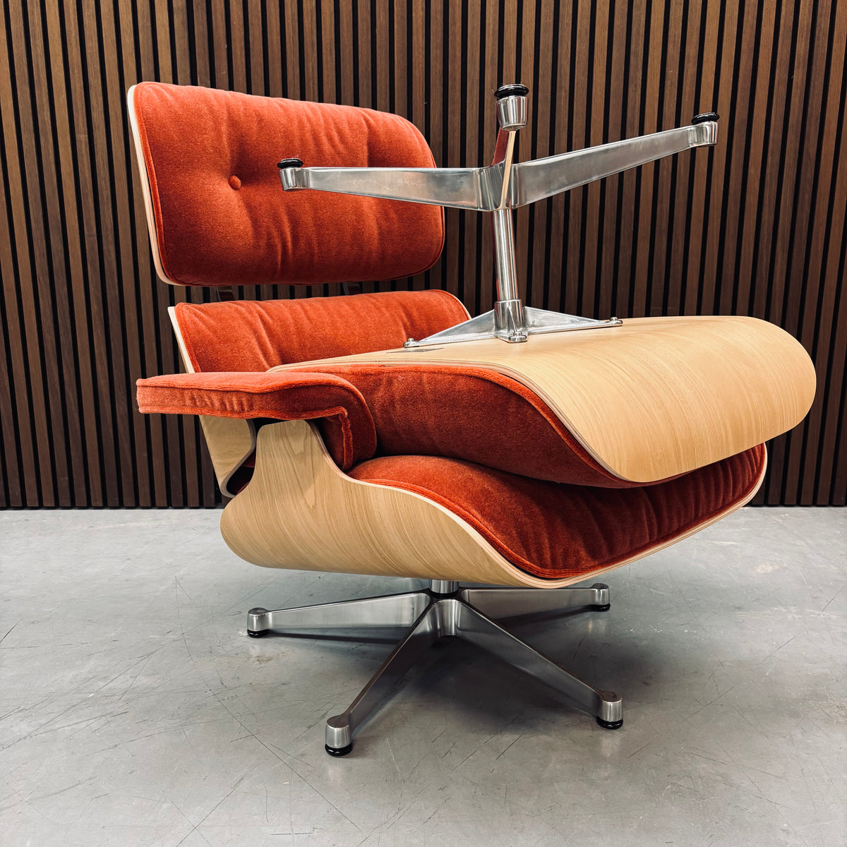 Eames Lounge Chair | Chestnut Shell & Brandy Calma