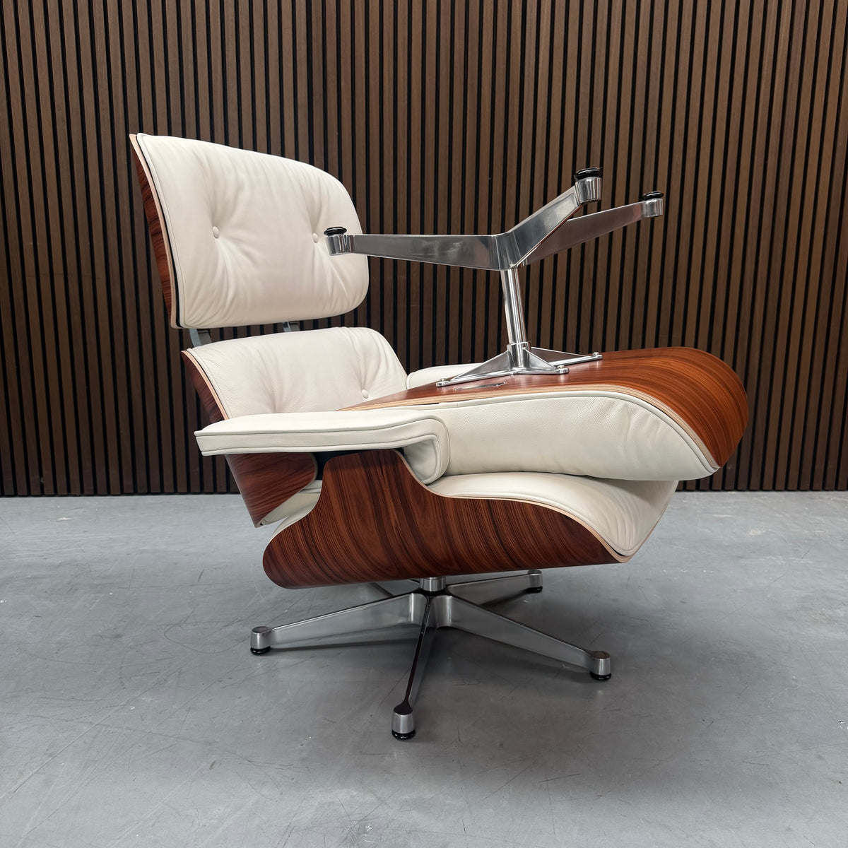 Vitra Eames Lounge Chair | Santos Plisander & Snow Leather