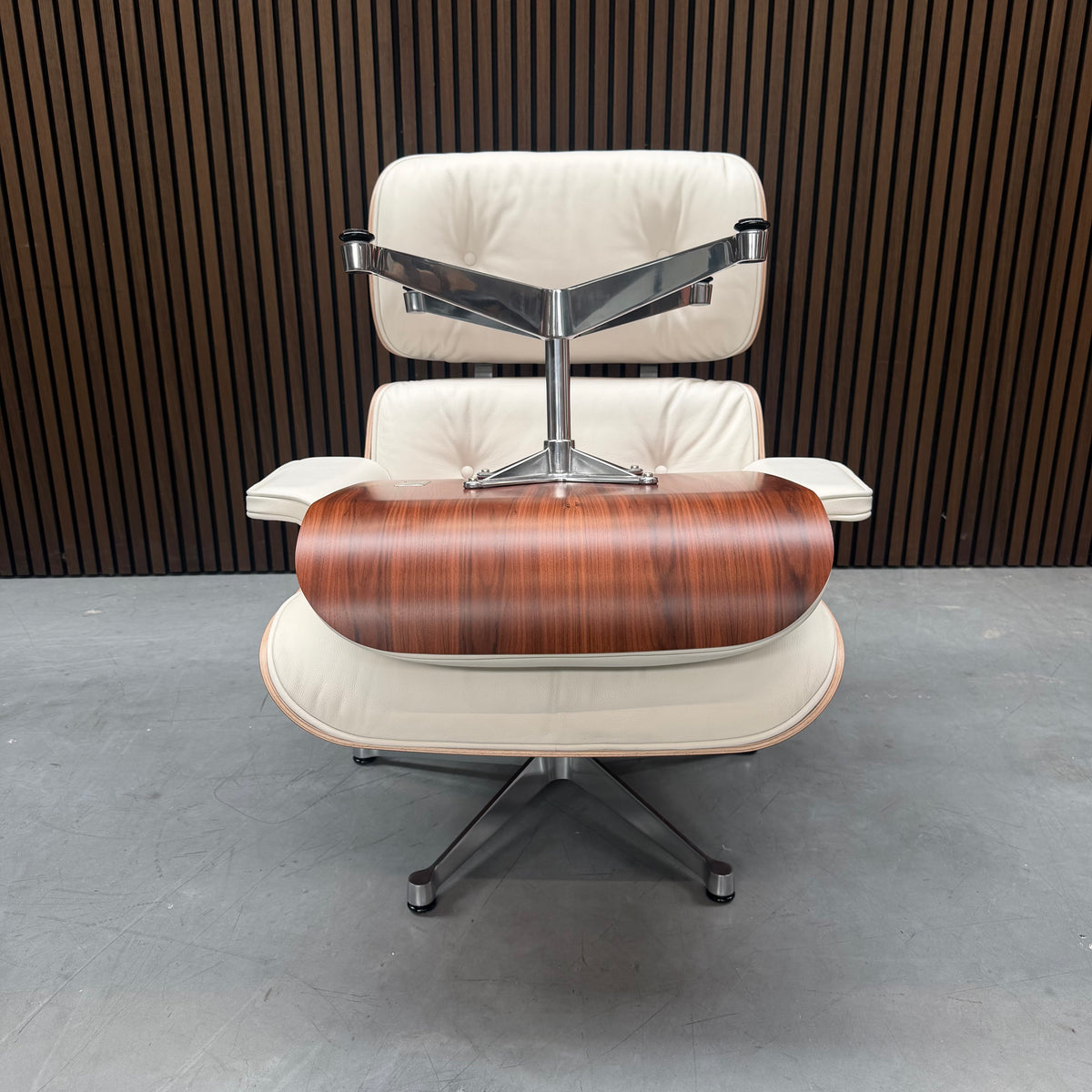 Vitra Eames Lounge Chair | Santos Plisander & Snow Leather