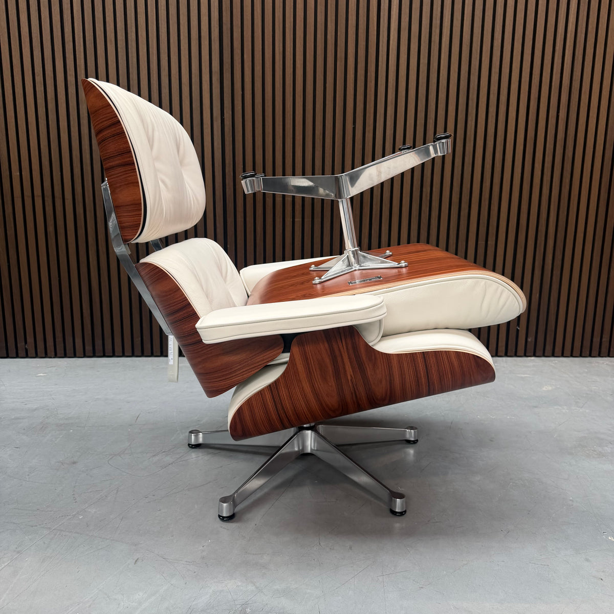 Vitra Eames Lounge Chair | Santos Plisander & Snow Leather