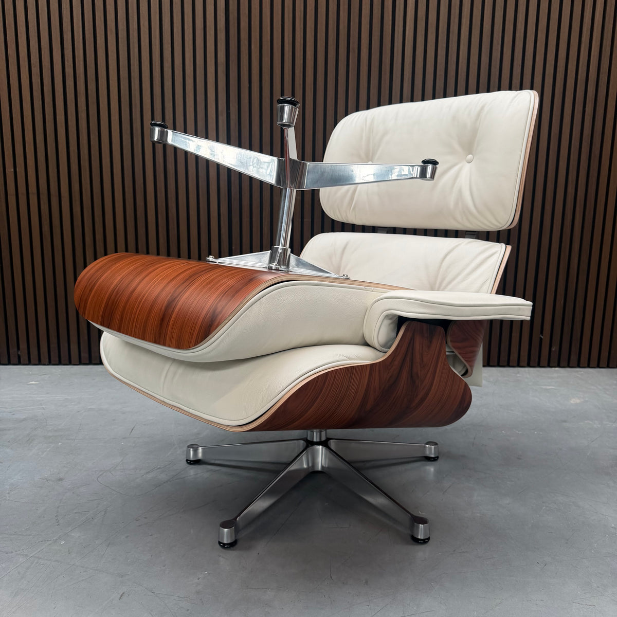 Vitra Eames Lounge Chair | Santos Plisander & Snow Leather