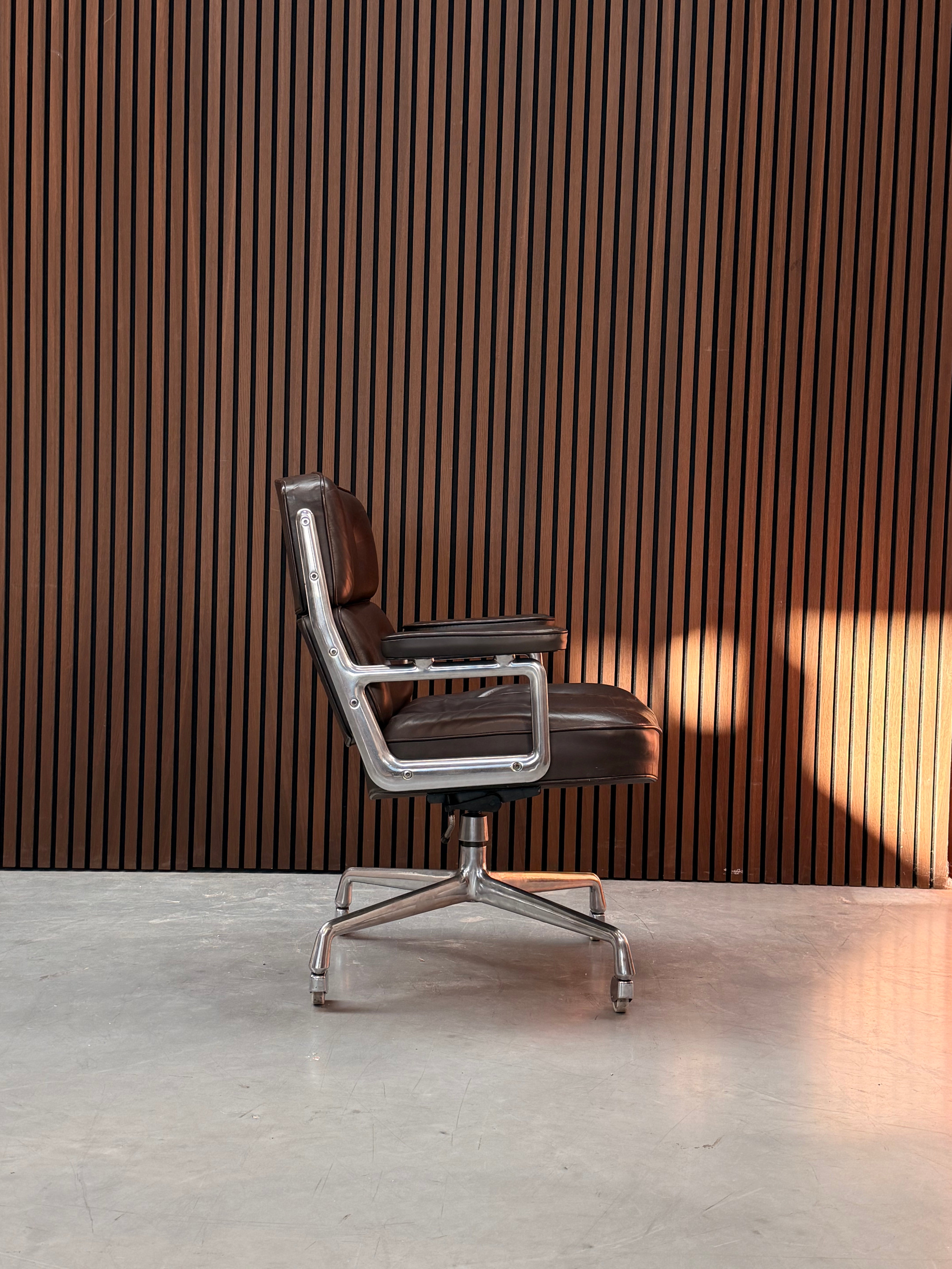 Herman Miller Eames Lobby Chair ES 104 - Leather Premium F Chocolate