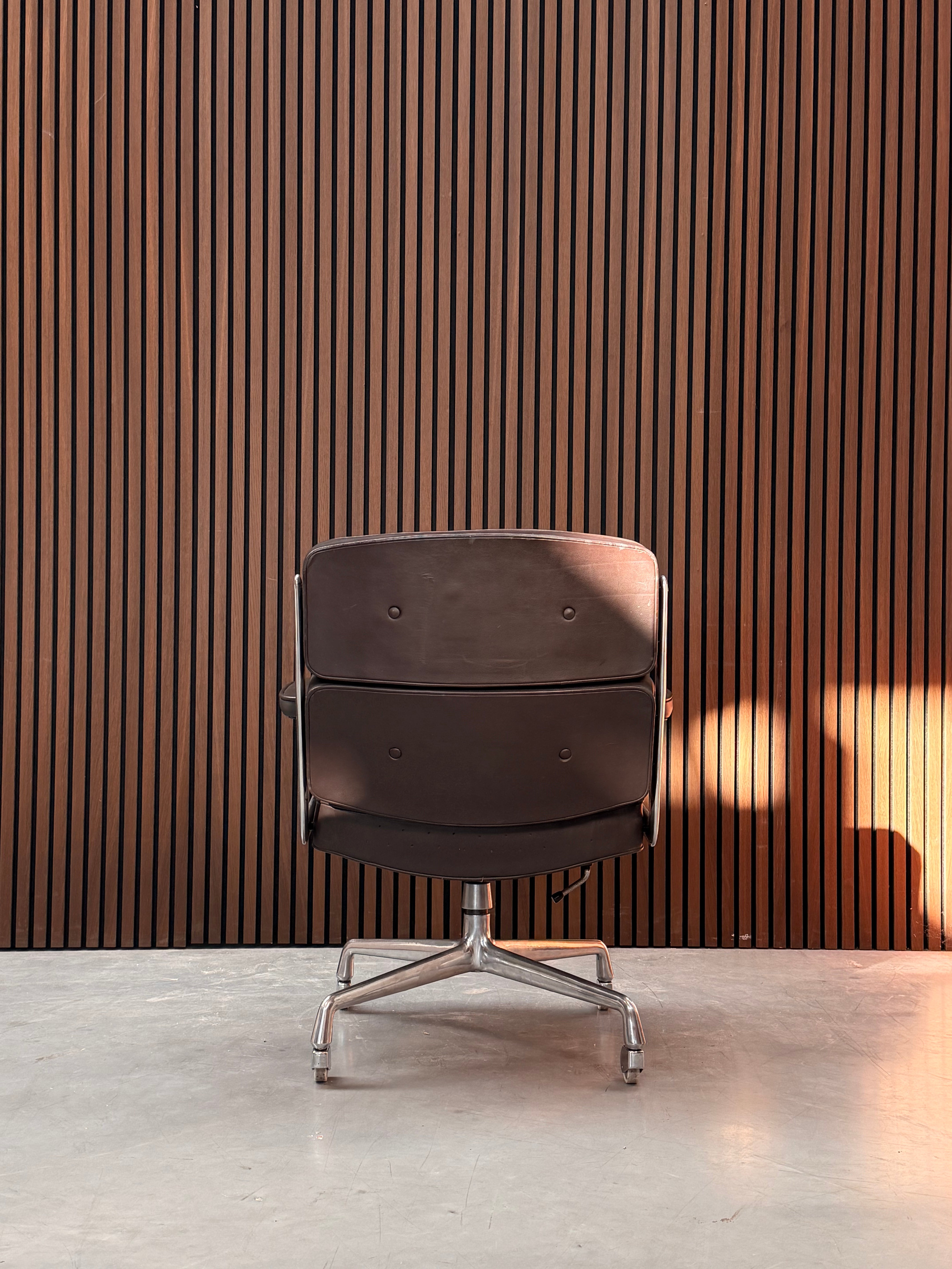 Herman Miller Eames Lobby Chair ES 104 - Leather Premium F Chocolate