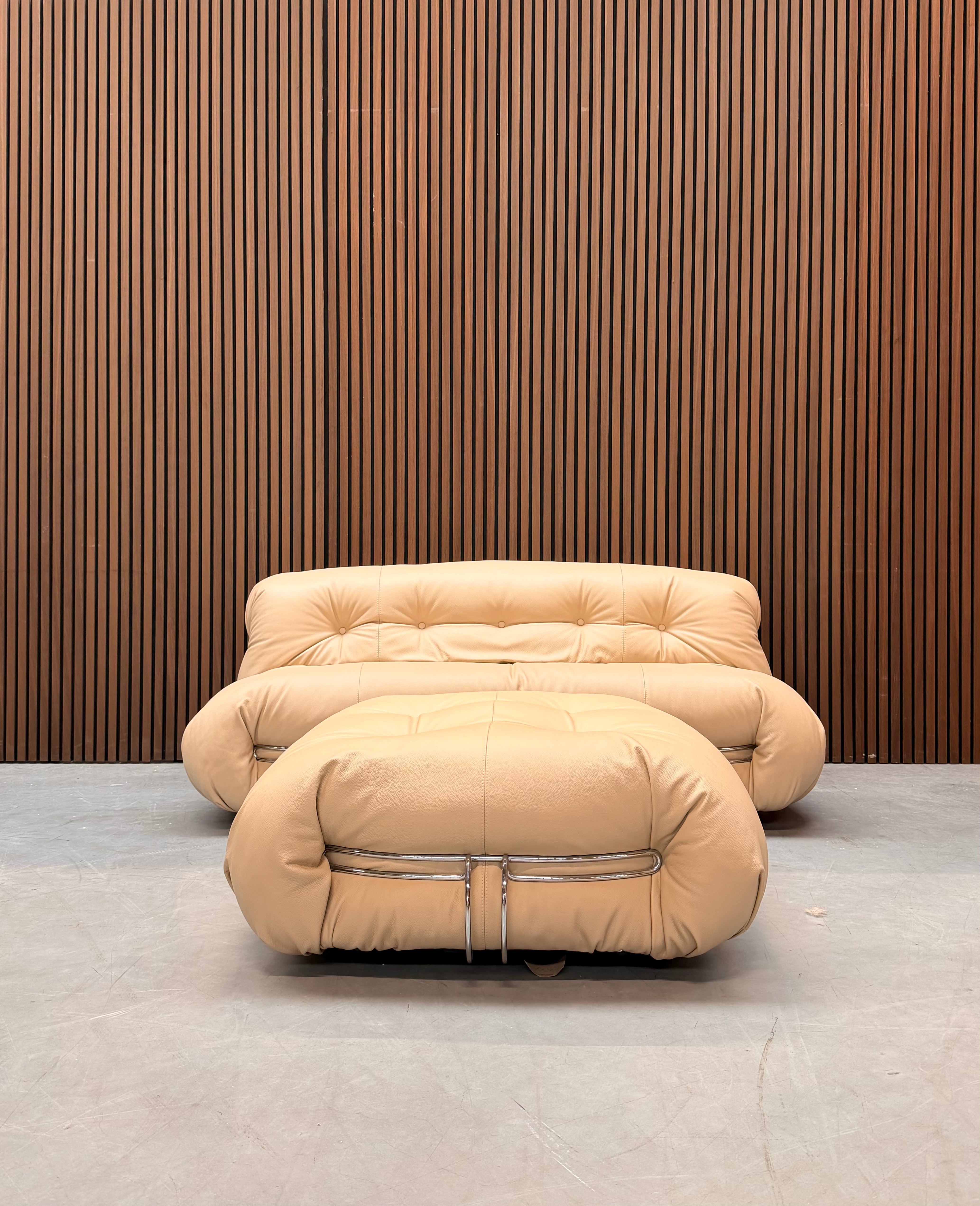 Cassina Soriana Two-seater - Leather Sand + Ottoman Leather Sand