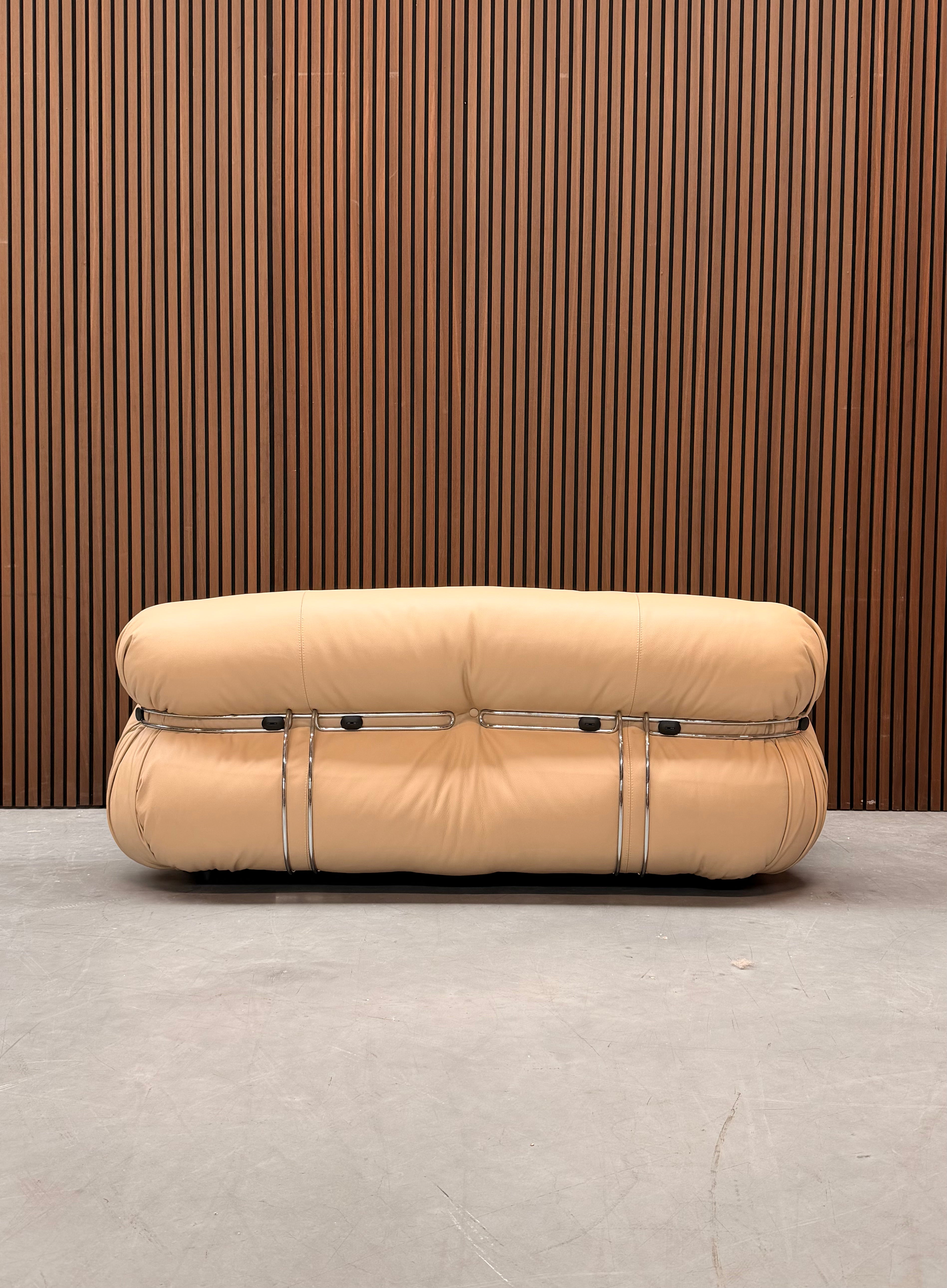 Cassina Soriana Two-seater - Leather Sand + Ottoman Leather Sand