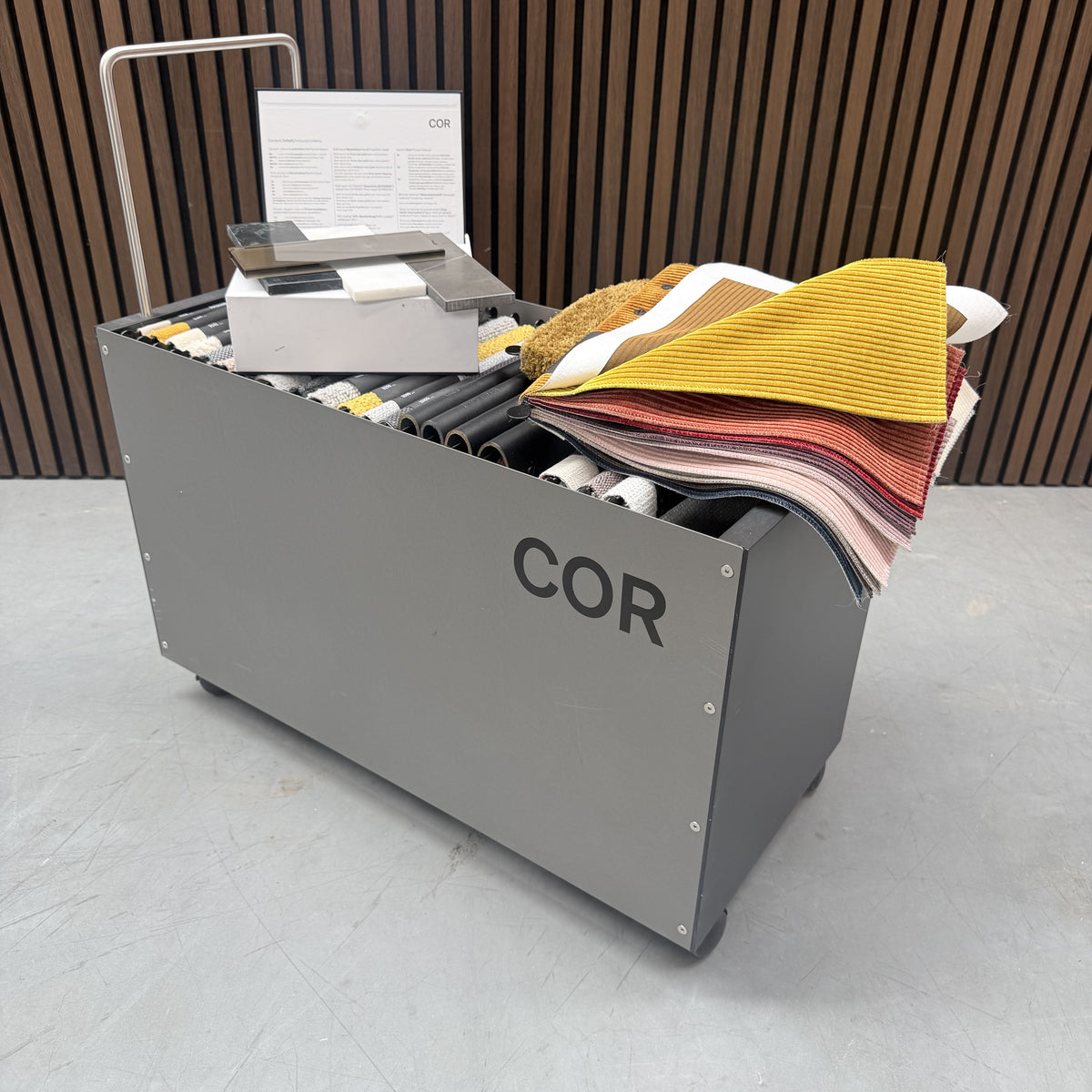 COR Echo Beistelltisch – Roter Samt & Glas
