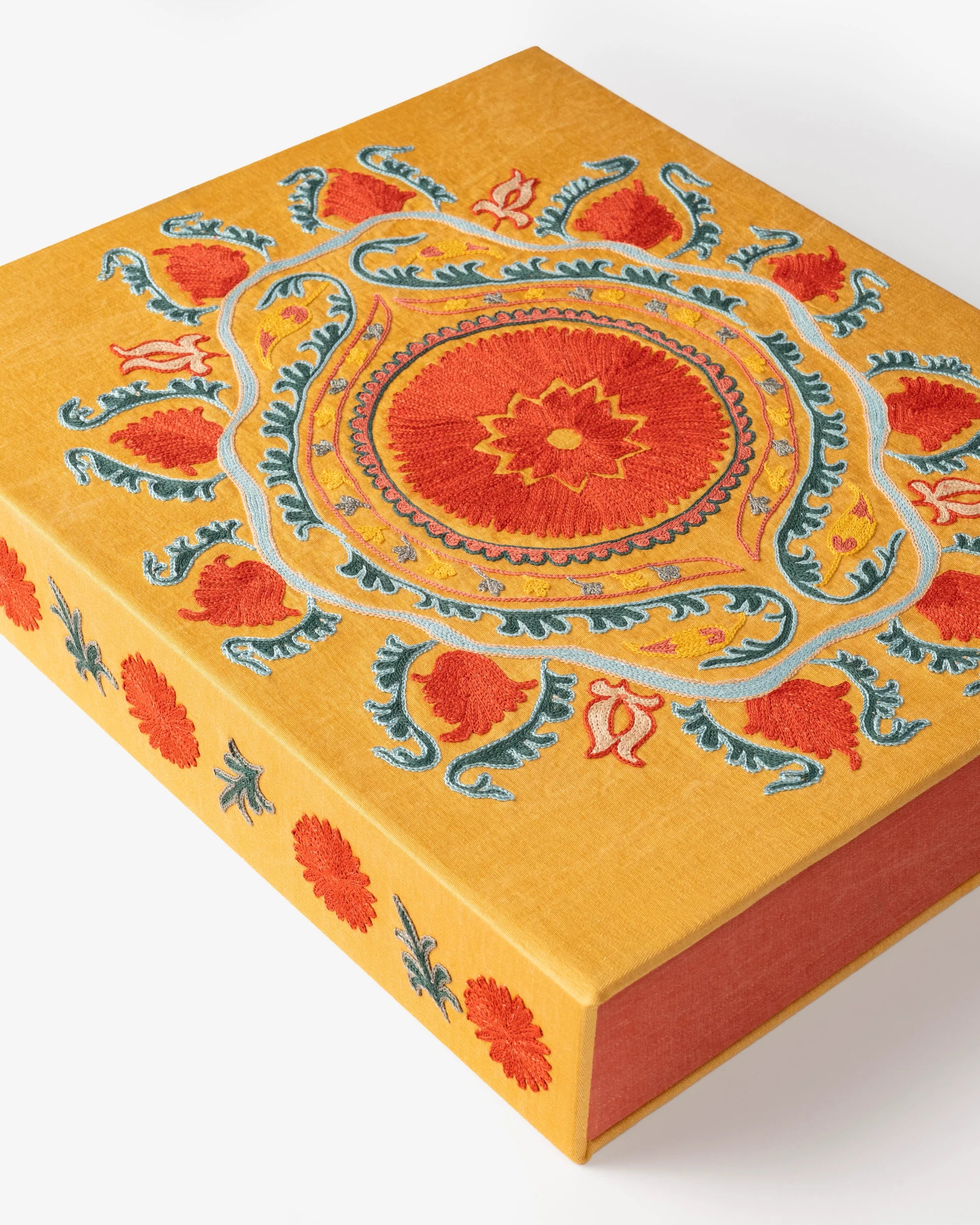 ASSOULINE Uzbekistan Living Treasures: Celebration of Craftsmanship (Special Edition)