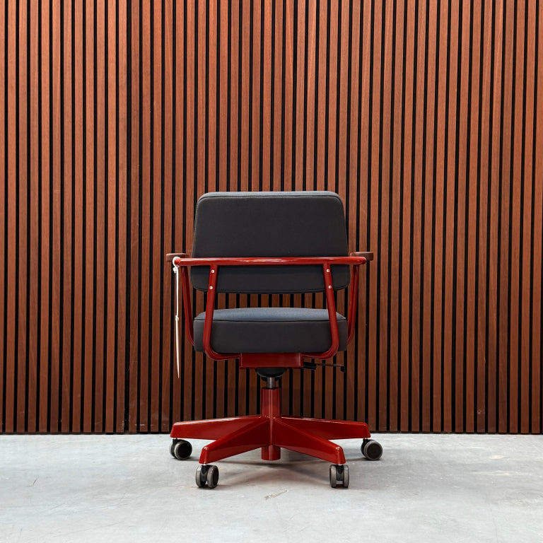 Vitra Fauteuil Direction Pivotant – Japanese Red & Walnut