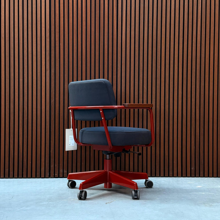 Vitra Fauteuil Direction Pivotant – Asphalt Leather & Japanese Red