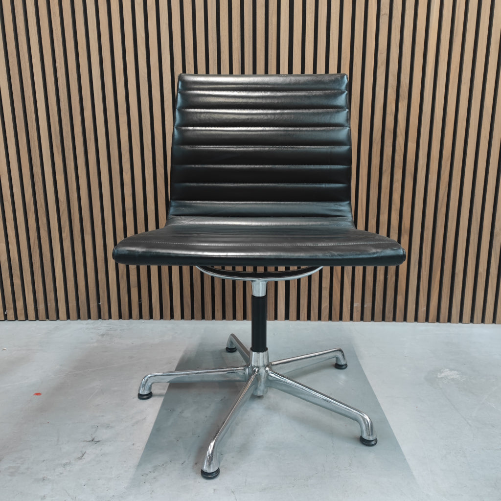 Vitra Eames EA 105 bureaustoel