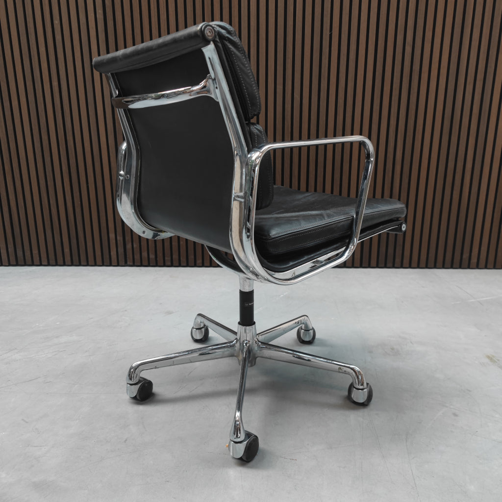 Herman Miller Eames EA 217 bureaustoel in zwart leder