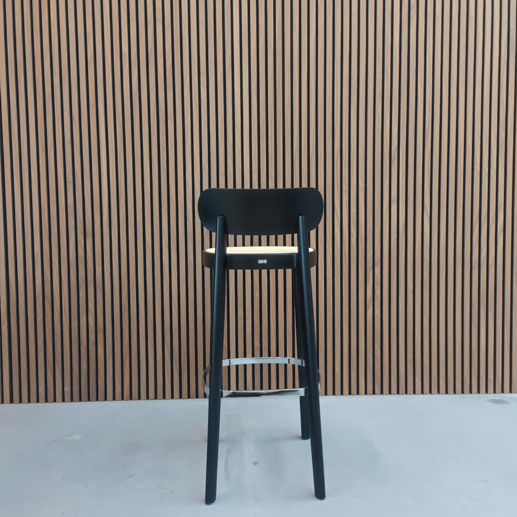 Thonet 118 Barkruk Zwart met gevlochten riet zitting