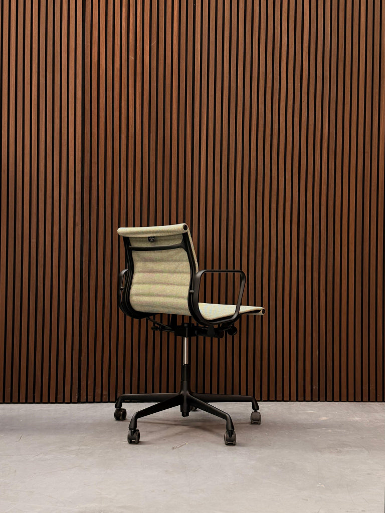 Vitra Eames Alumium chair - EA 118