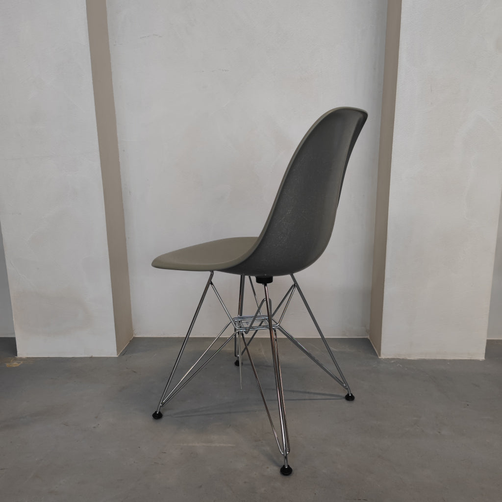 Vitra Eames Fiberglass Side Chair DSR stoel - Raw Umber