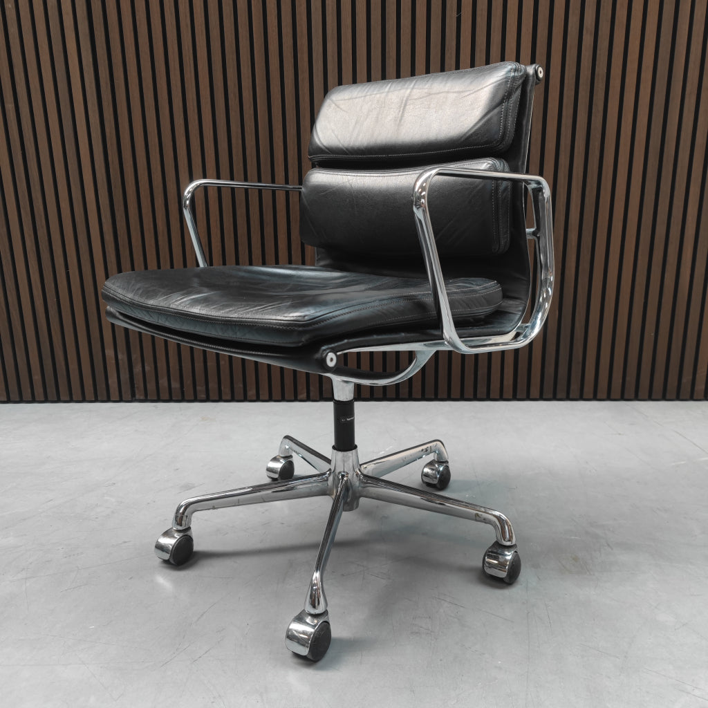 Herman Miller Eames EA 217 bureaustoel in zwart leder