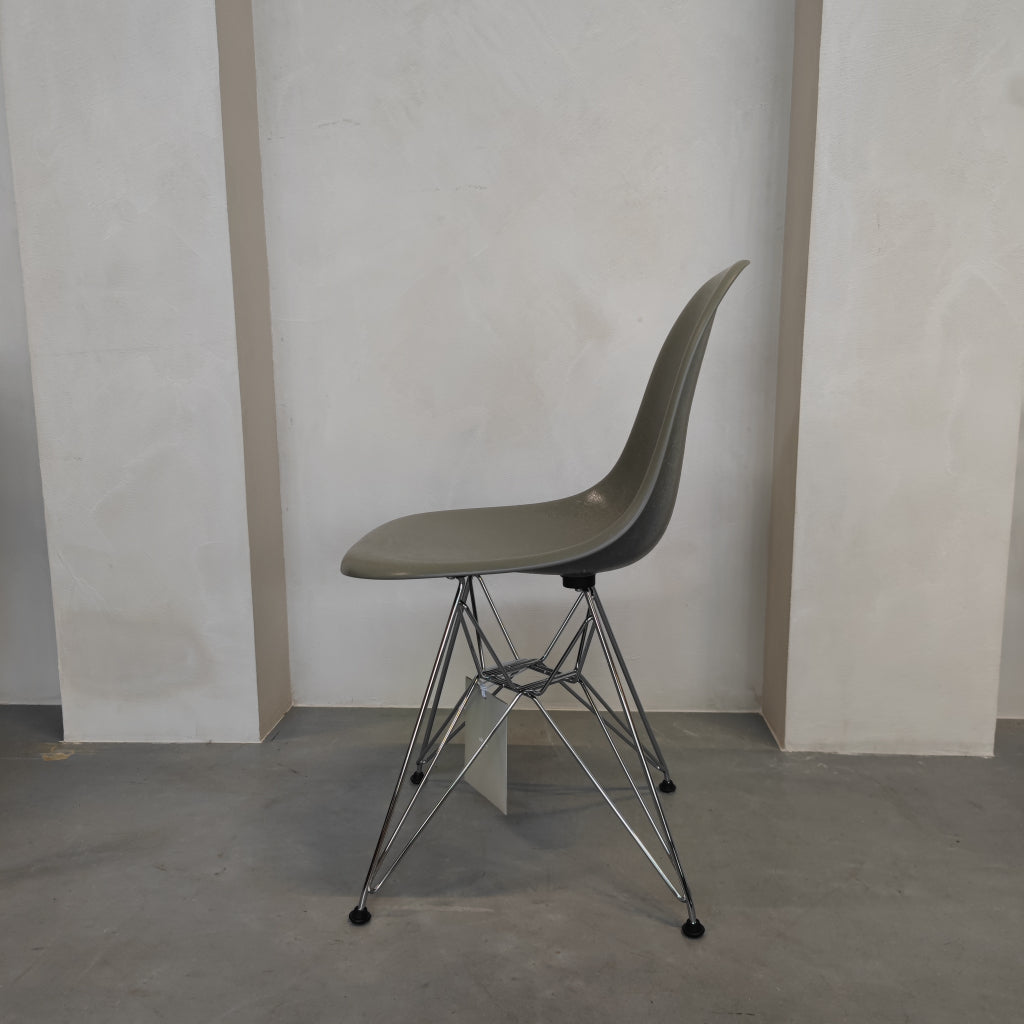 Vitra Eames Fiberglass Side Chair DSR stoel - Raw Umber