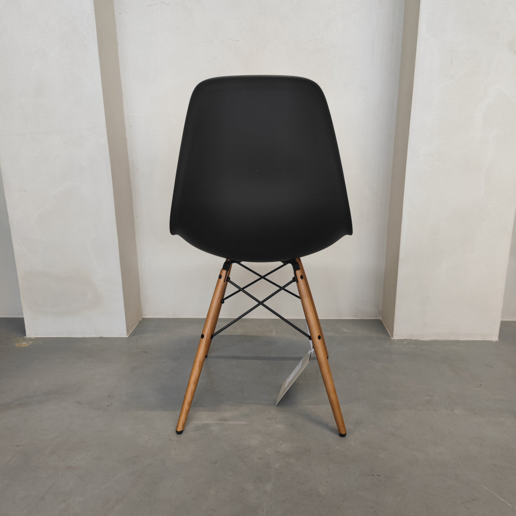 Vitra DSW - Esdoorn (Diepzwart)