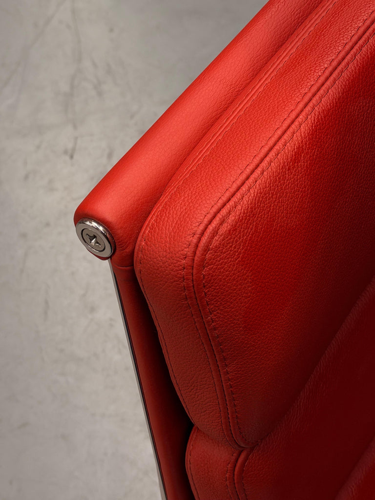 Vitra soft pad chair EA 222