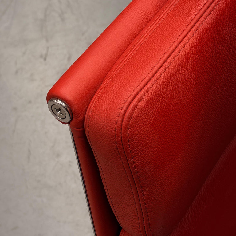 Vitra soft pad chair EA 222