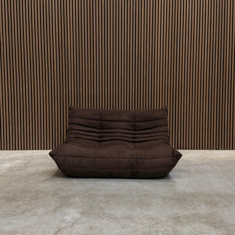 Ligne Roset Togo Small Settee 2-zits | Bruin Alcantara