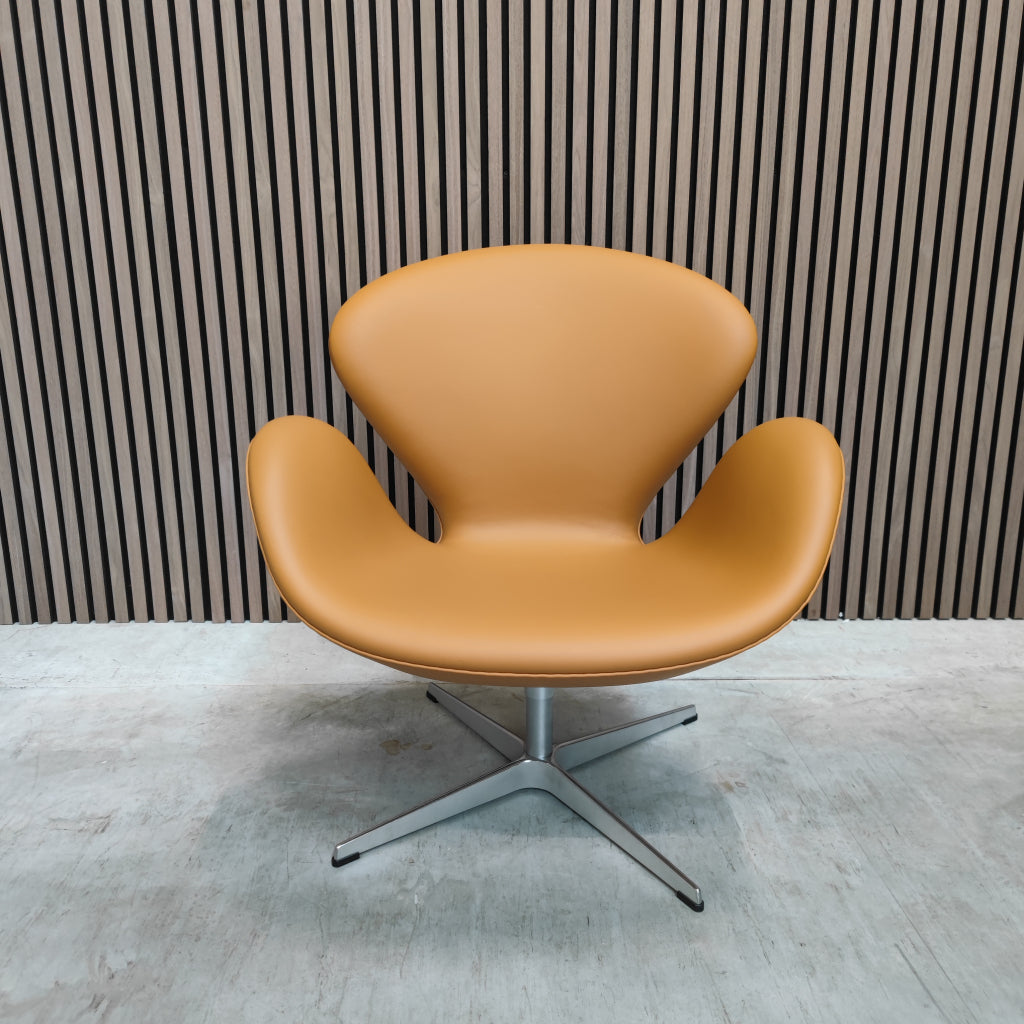 Fritz Hansen Swan Chair in Grace Walnut (Nieuw)