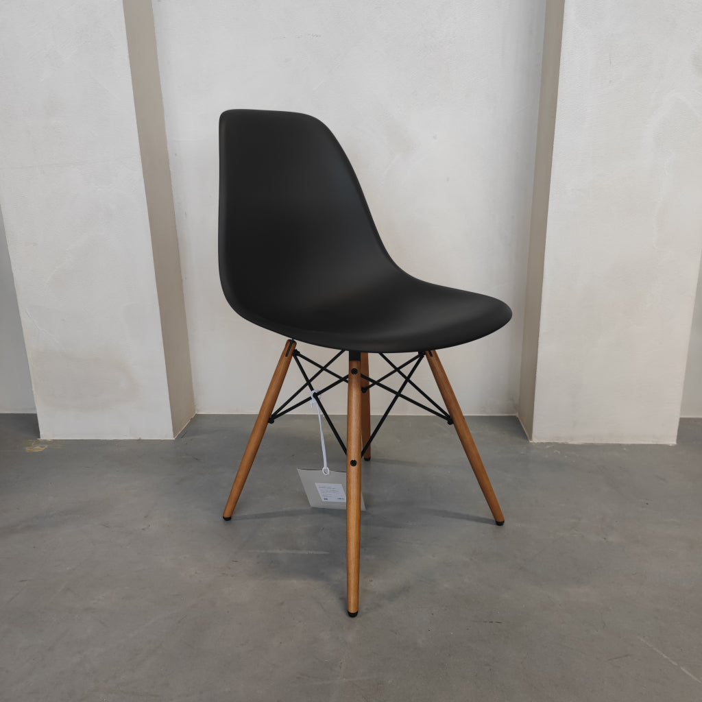 Vitra DSW - Esdoorn (Diepzwart)
