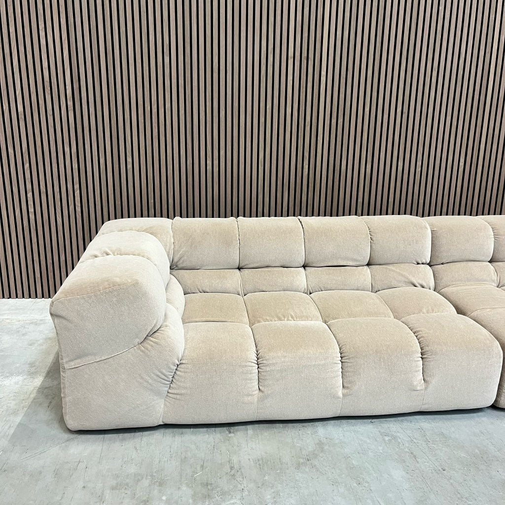B&B Italia Tufty-Time Bank in Exclusieve Alpaca stoffering.