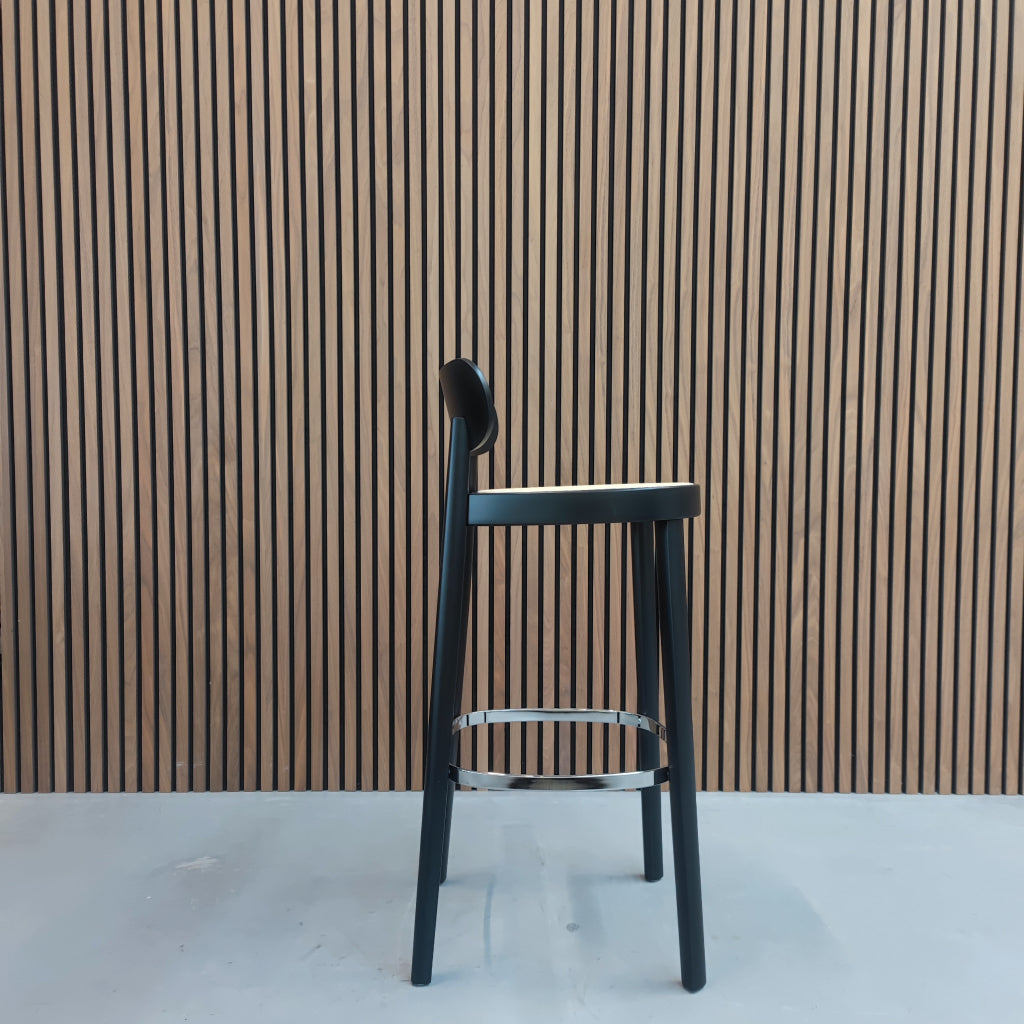 Thonet 118 Barkruk Zwart met gevlochten riet zitting