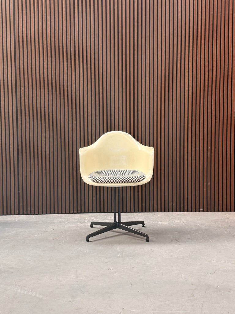 Vitra Eames Fiberglass DAL eetkamerstoel - Schaakbordpatroon