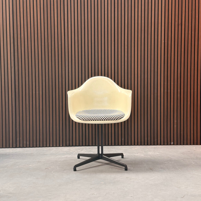 Vitra Eames Fiberglass DAL eetkamerstoel - Schaakbordpatroon