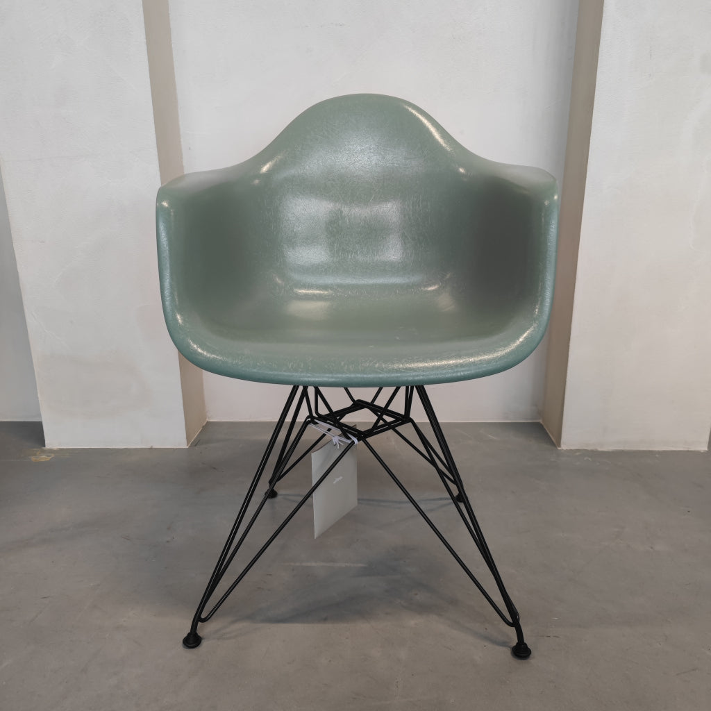 Vitra Eames DAR - Sea Foam Green stoel