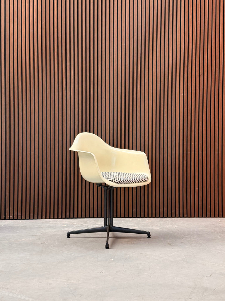 Vitra Eames Fiberglass DAL eetkamerstoel - Schaakbordpatroon