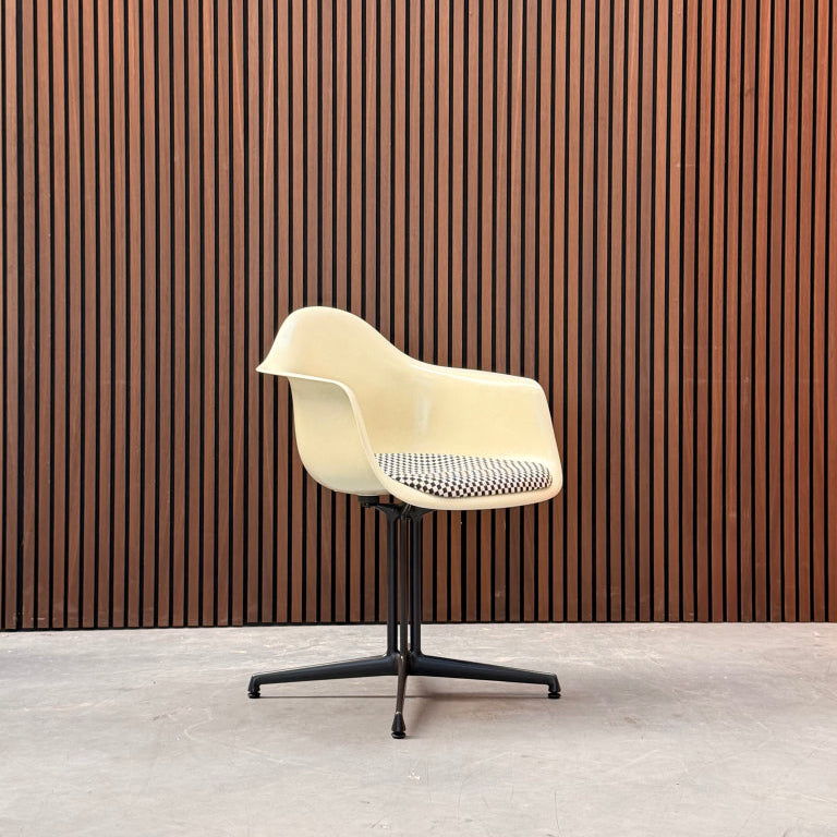 Vitra Eames Fiberglass DAL eetkamerstoel - Schaakbordpatroon