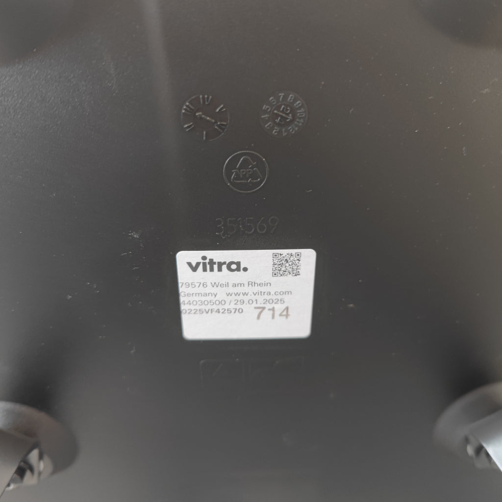 Vitra DSW - Esdoorn (Diepzwart)