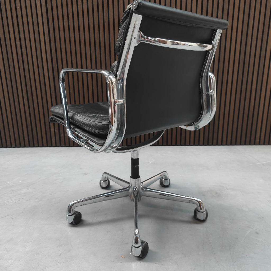 Herman Miller Eames EA 217 bureaustoel in zwart leder