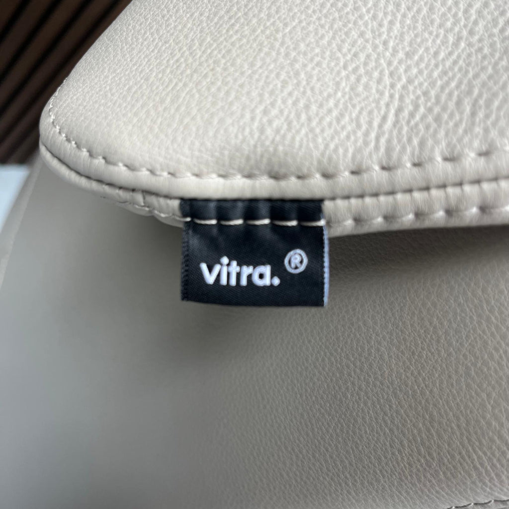 Vitra Repos fauteuil met ottoman - sand premium leder