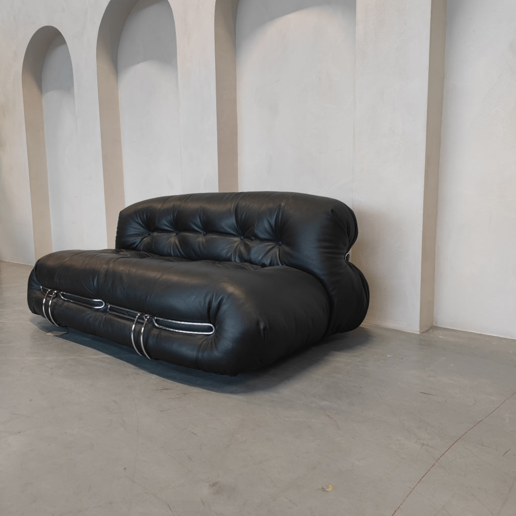 Cassina Soriana - tweezitsbank in Extra leer (cat Z) Zwart