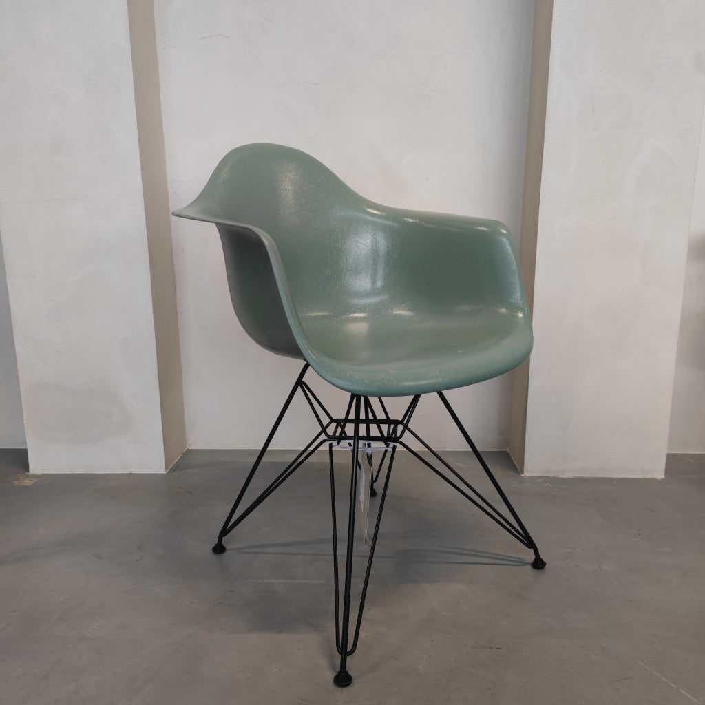 Vitra Eames DAR - Sea Foam Green stoel