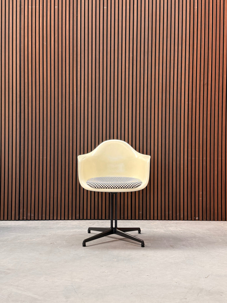 Vitra Eames Fiberglass DAL eetkamerstoel - Schaakbordpatroon