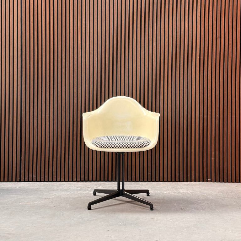 Vitra Eames Fiberglass DAL eetkamerstoel - Schaakbordpatroon