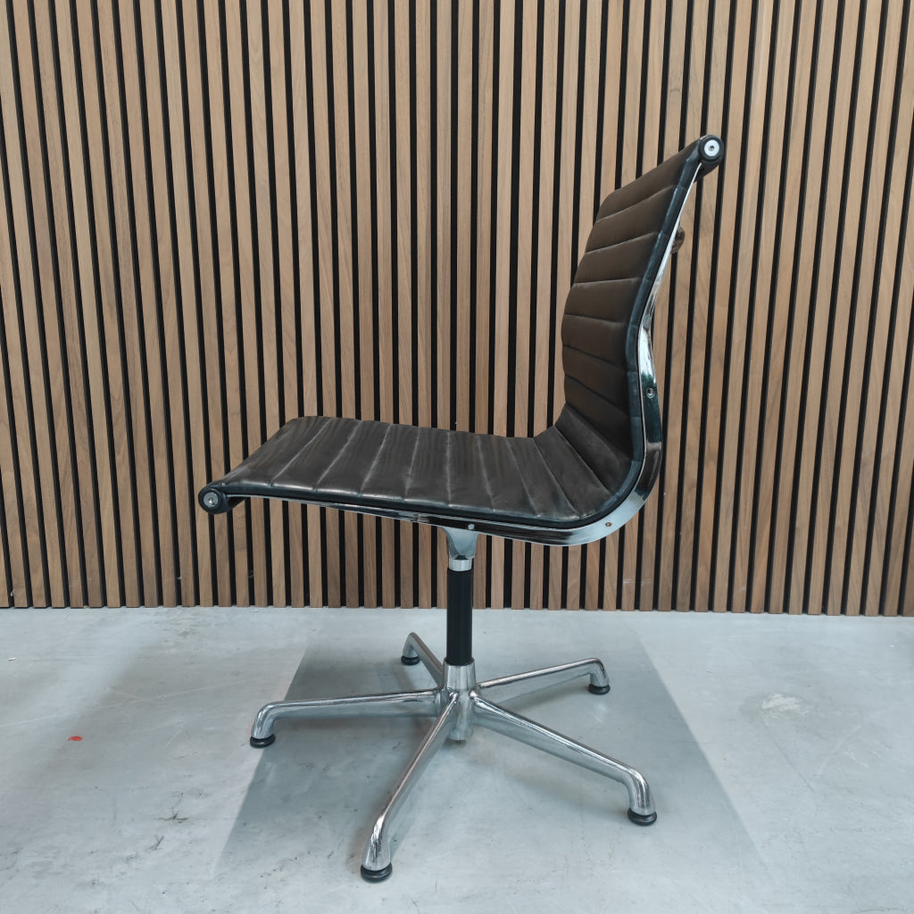 Vitra Eames EA 105 bureaustoel