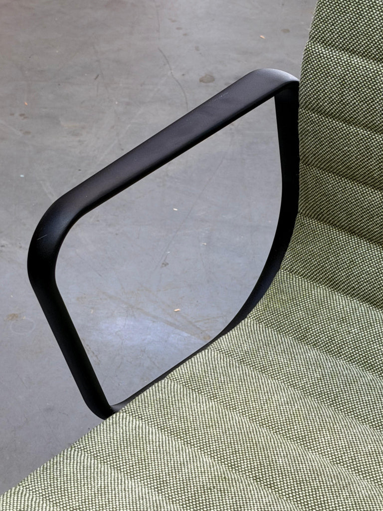 Vitra Eames Alumium chair - EA 118
