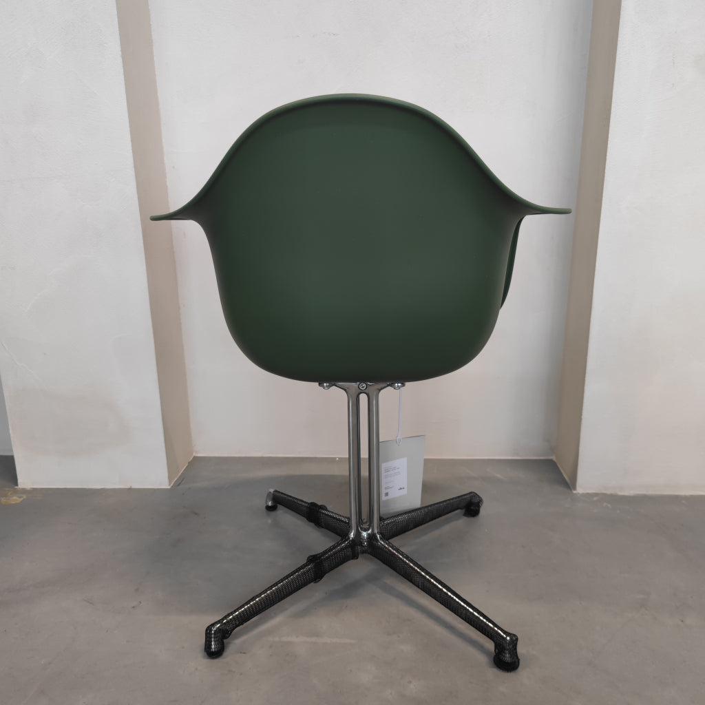 Vitra Eames Plastic Armchair Forest (RE) met Polished Base