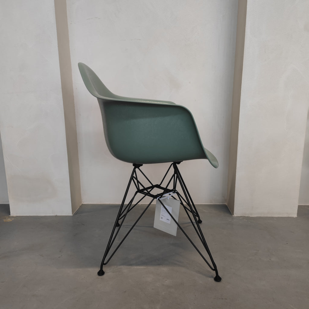 Vitra Eames DAR - Sea Foam Green stoel