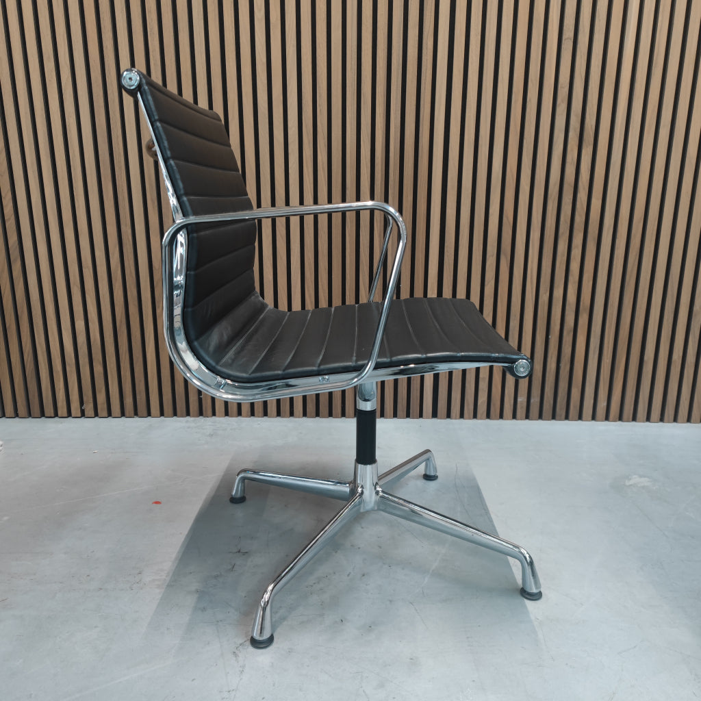 Vitra Eames EA 108 bureaustoel