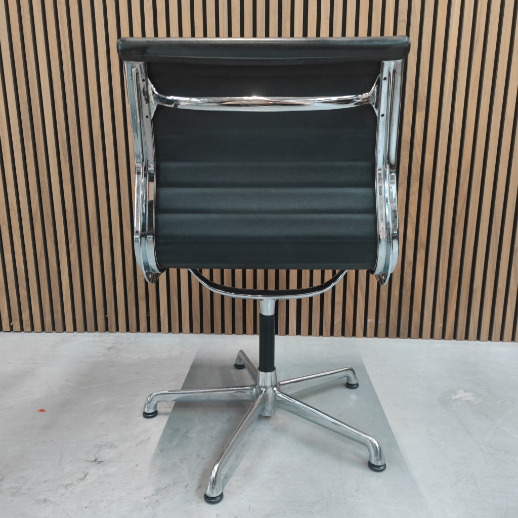 Vitra Eames EA 105 bureaustoel