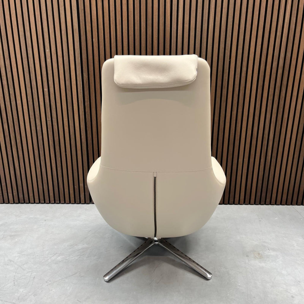 Vitra Repos fauteuil met ottoman - sand premium leder