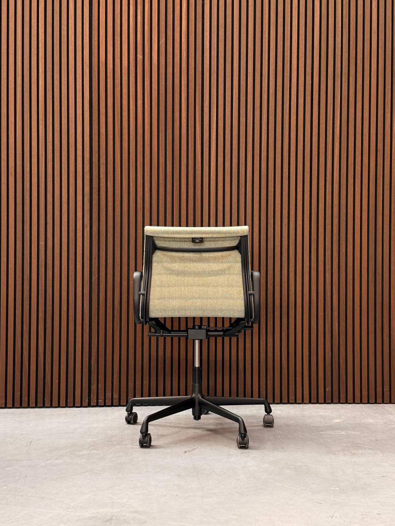 Vitra Eames Alumium chair - EA 118